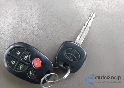 2008 Toyota Sienna Xle z USA, uszkodzony, nr VIN 5TDZK22C48S158760